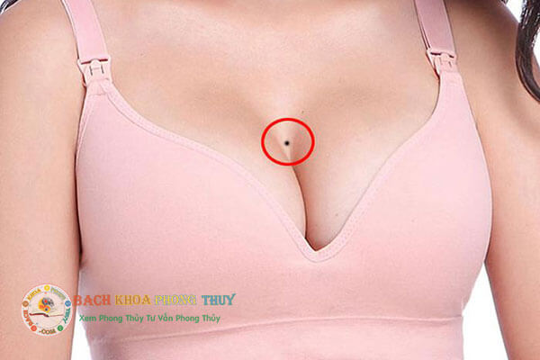 Nốt ruồi ở ngực của phụ nữ tại vị trí chính giữa (giữa khe ngực)